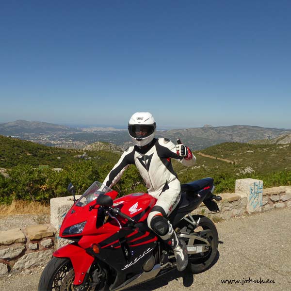JohnH and RR and the big blue sky over Marseille from the col de l'Espigoulier