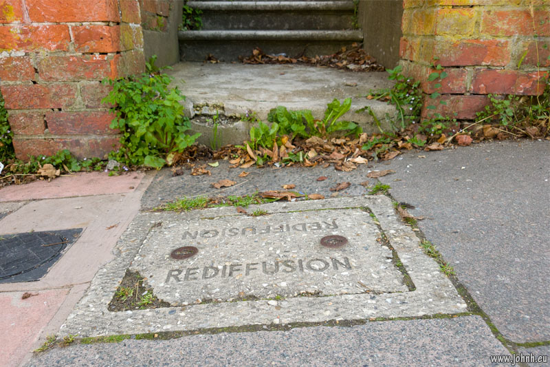 Rediffusion pavement cover